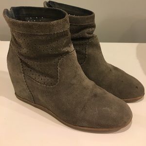 DV fall wedge booties!